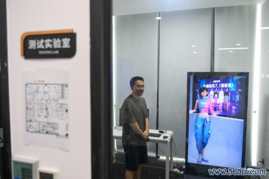 在深圳前海深港后生梦工厂，责任主谈主员在幻影将来公司的测试实践室与AI进行交互测试。 新华社记者 毛念念倩 摄
